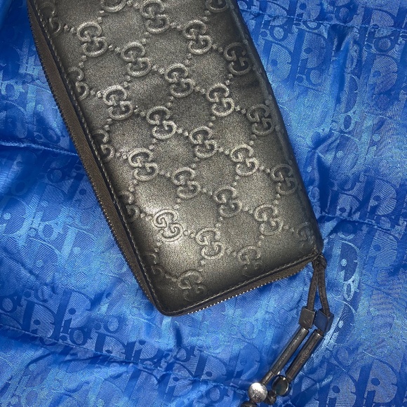 Gucci Handbags - Gucci zippy wallet